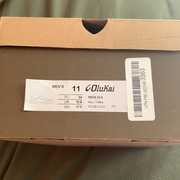 OluKai Moloa Men’s waxed nubuck leather slip ins with box. Color Toffee. Size 11 - Picture 10 of 11